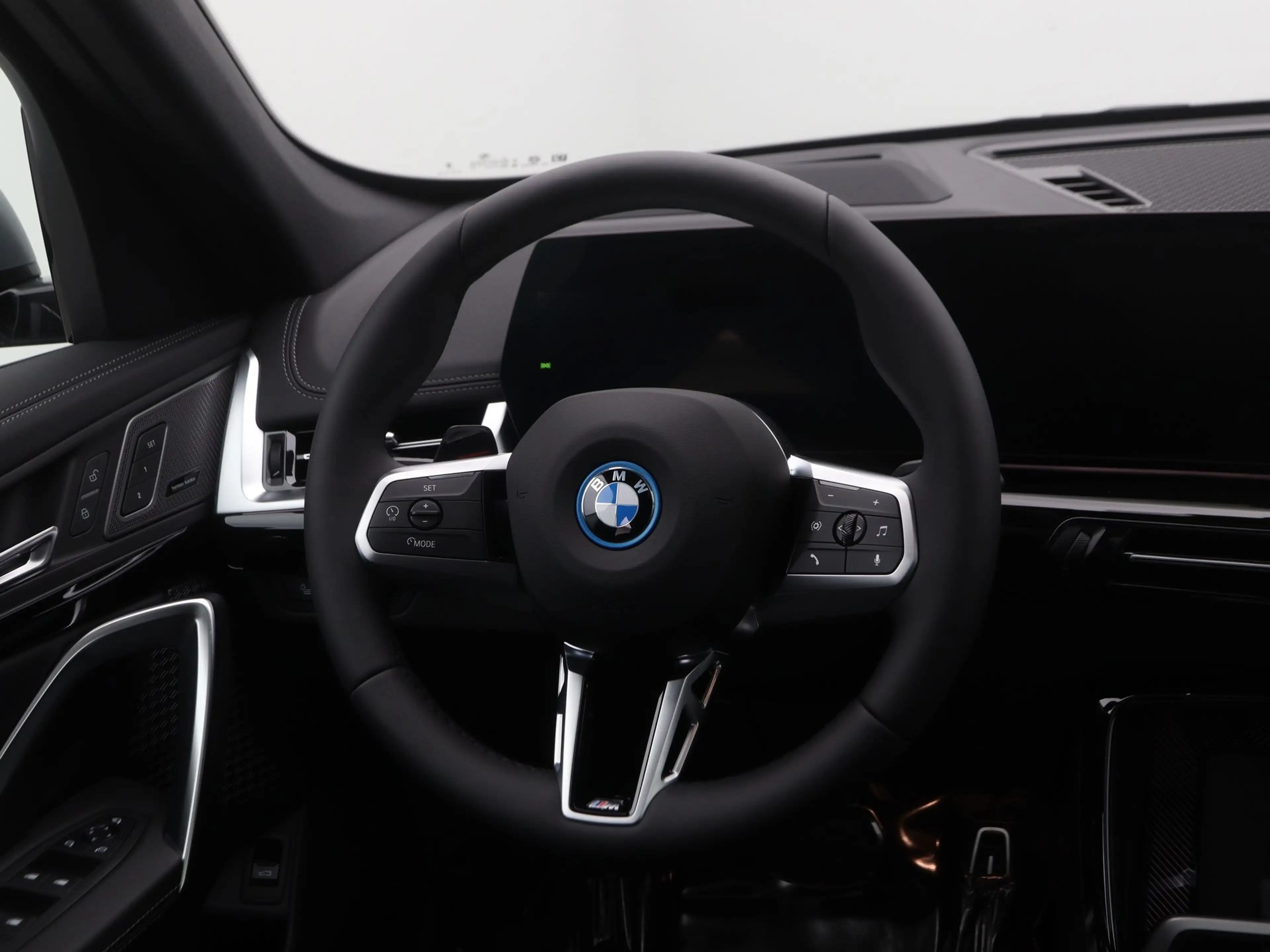 BMW iX1 eDrive20 67 kWh M Sport Edition — photo 2