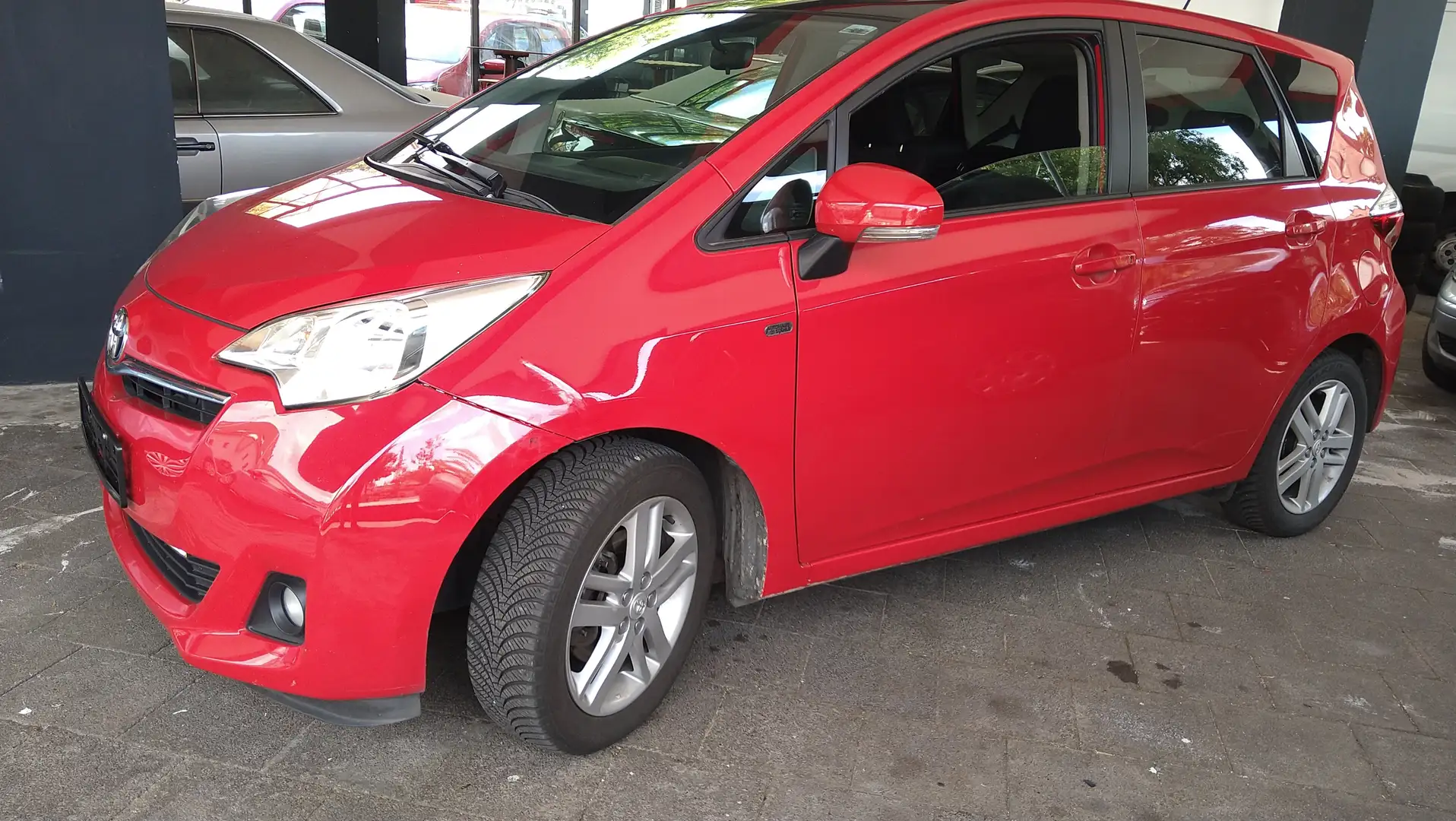 Toyota Verso-S 1,3  VVT Roşu - 1