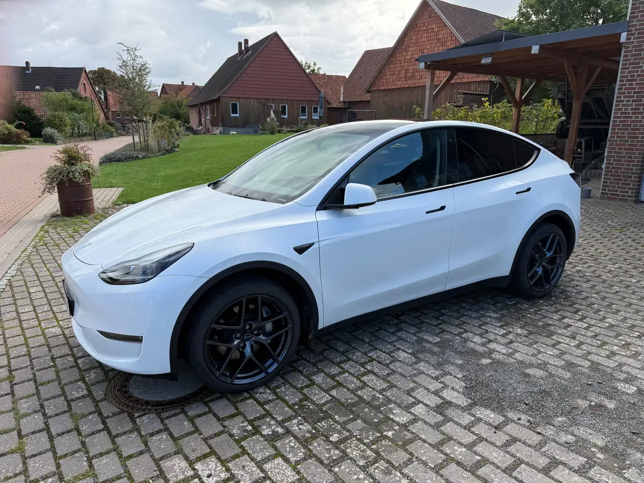 Tesla Model Y Model Y Long Range Dual Motor AWD — photo 1 of 10