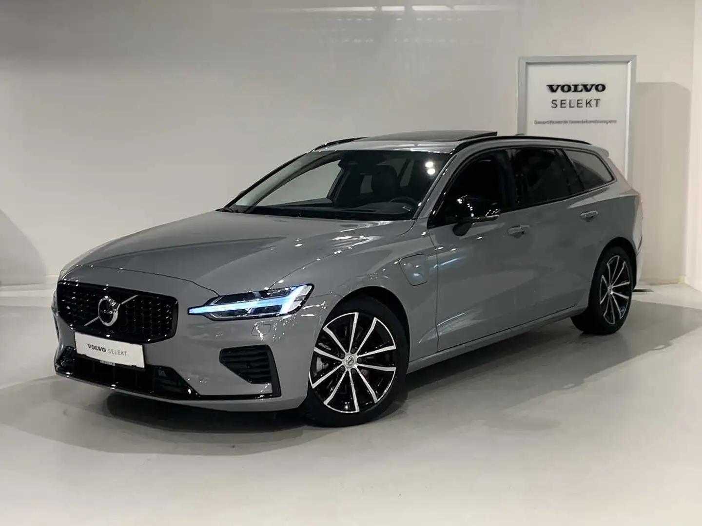 Volvo V60 T6 AWD Recharge Ultra Dark Plus + Pano dak Grau - 1