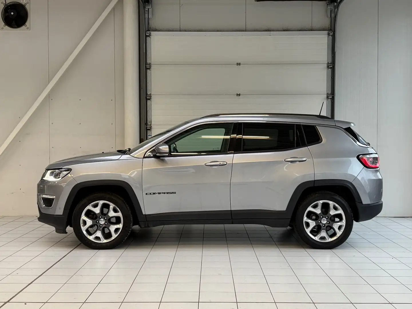 Jeep Compass 1.4 Turbo ** XENON ** CUIR ** GPS ** CAMERA ** Grijs - 2