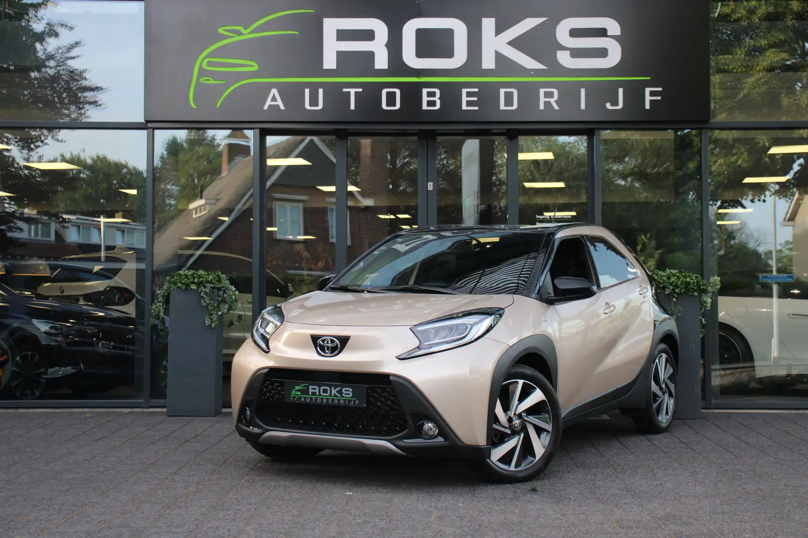 Toyota Aygo X 1.0 VVT-i S-CVT Envy Two-Tone Automaat Navi/Camera Beige - 1