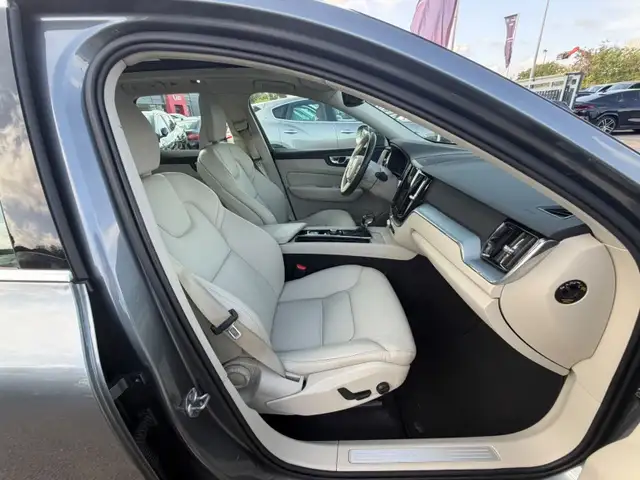 Volvo XC60 view 10