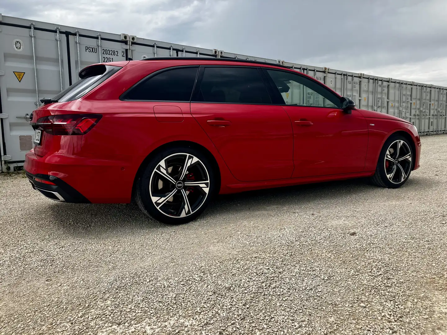 Audi A4 Avant S-Line Rot - 1