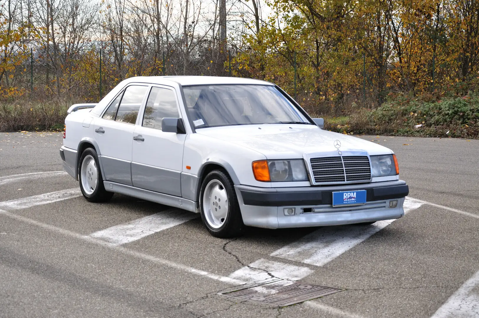 Mercedes-Benz 250 W124D (AMG look body kit) Weiß - 1