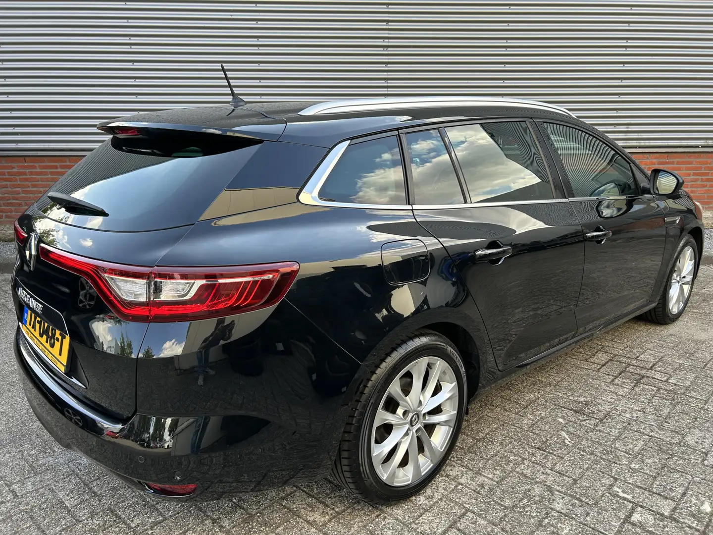 Renault Megane Estate 1.2 TCe Série Signature Exclusiv December A Zwart - 2