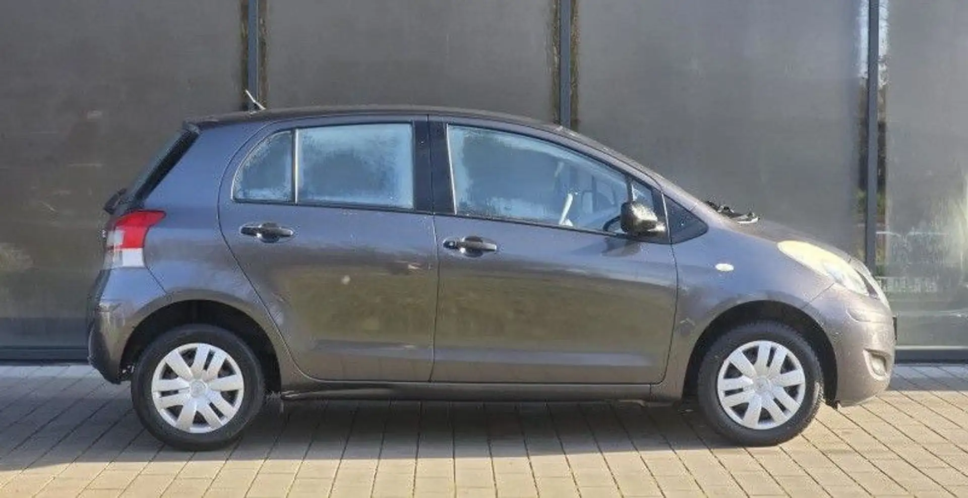 Toyota Yaris 69 VVT-I CONFORT PACK 5P Gris - 2