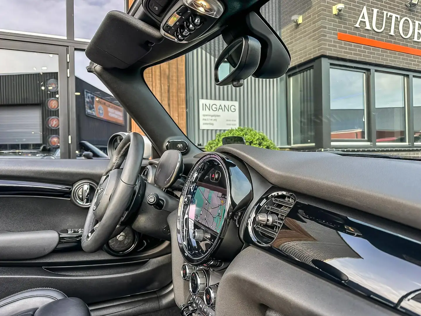 MINI John Cooper Works Cabrio Mini 2.0 JCW Pack F1 Aut 231pk/Navi/Camera/Head up Stříbrná - 2
