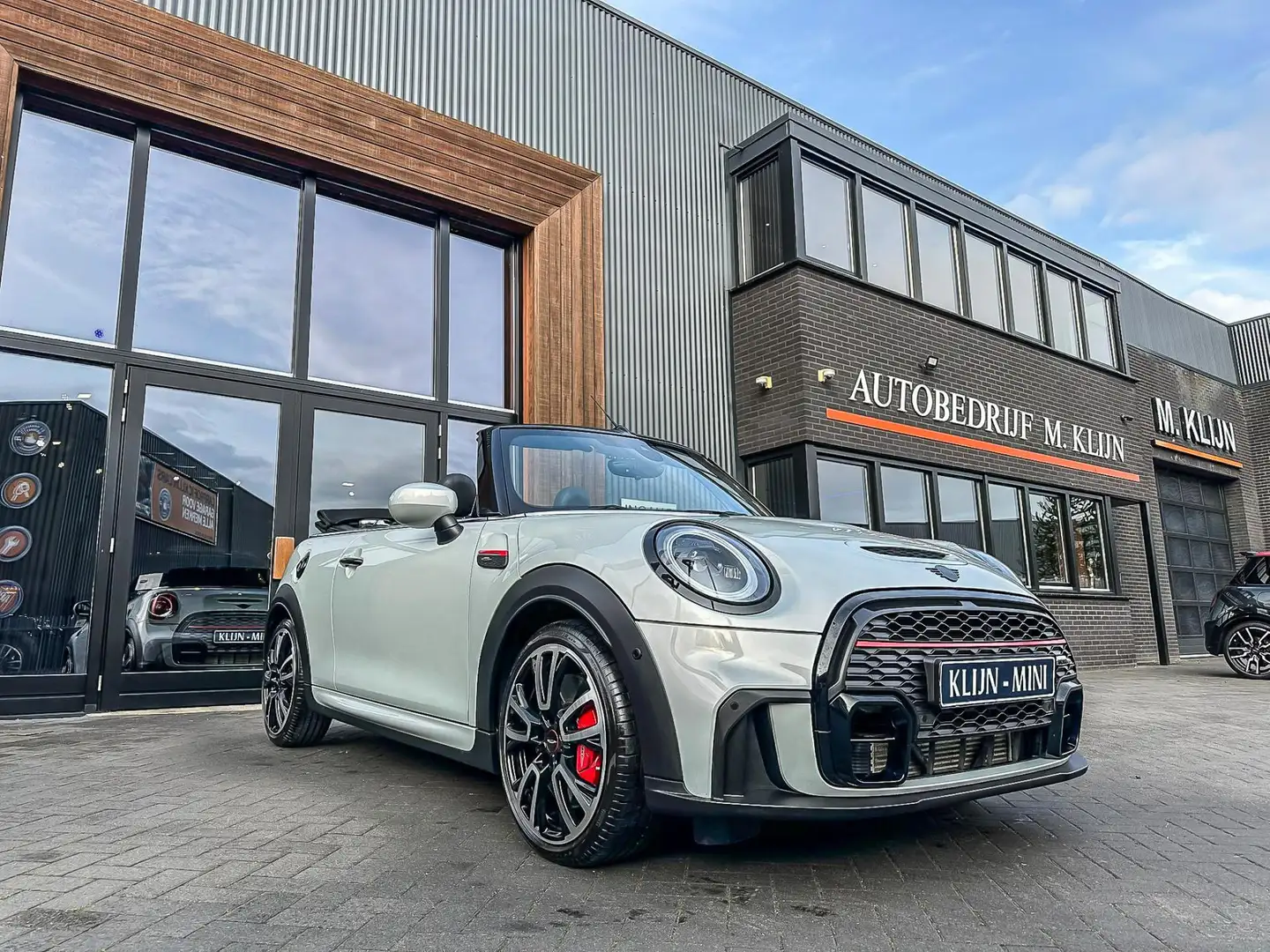 MINI John Cooper Works Cabrio Mini 2.0 JCW Pack F1 Aut 231pk/Navi/Camera/Head up Stříbrná - 1