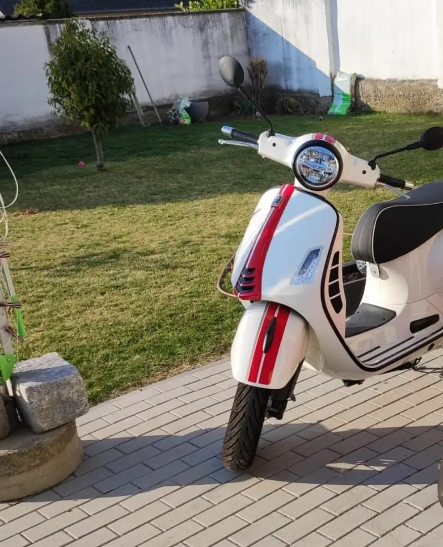 Vespa GTS Super 300 . Blanc - 2