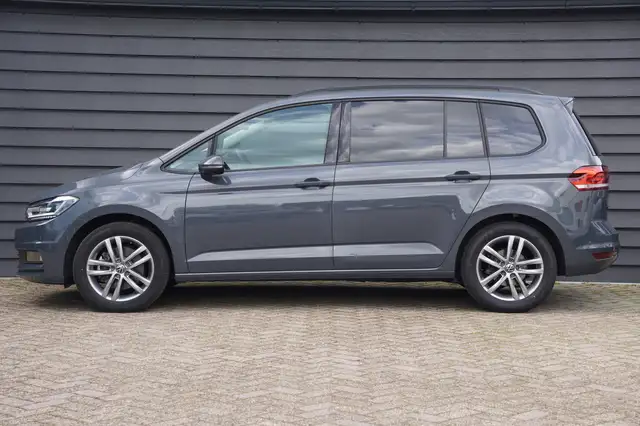 Volkswagen Touran view 3