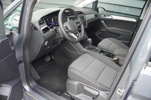 Volkswagen Touran view 8