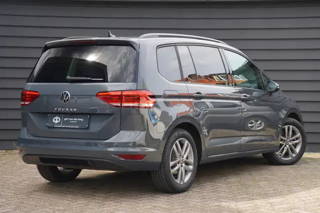 Volkswagen Touran view 2