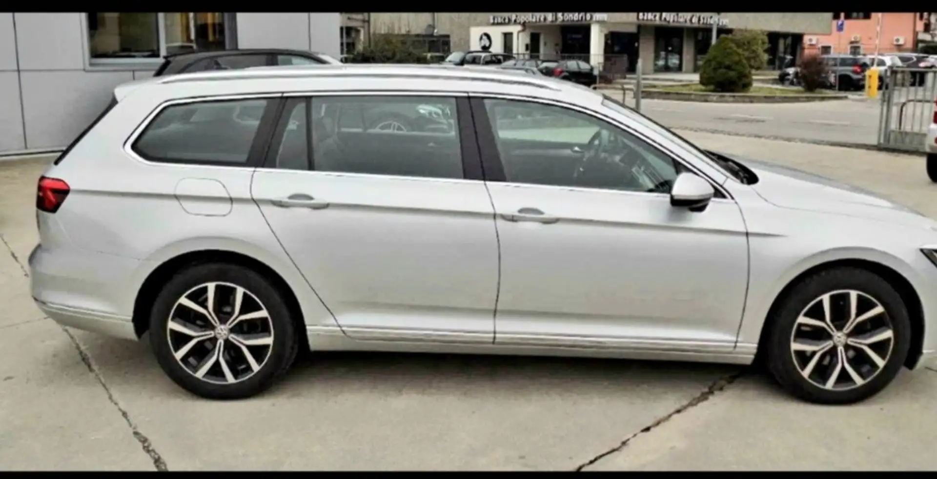 Volkswagen Passat Variant 2.0 TDI SCR DSG BlueMotion Highline - 2