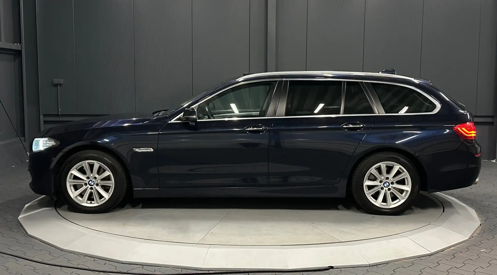 BMW 525 d touring xDrive*LEDER*PANORAMA*Standhzg*HIFI*KAME Blau - 2