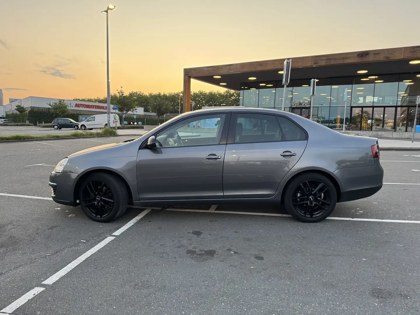 Volkswagen Jetta 2.0 FSI Sportline Gris - 2