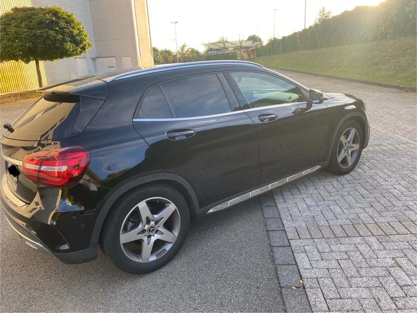 Mercedes-Benz GLA 180 GLA AMG Line Schwarz - 2