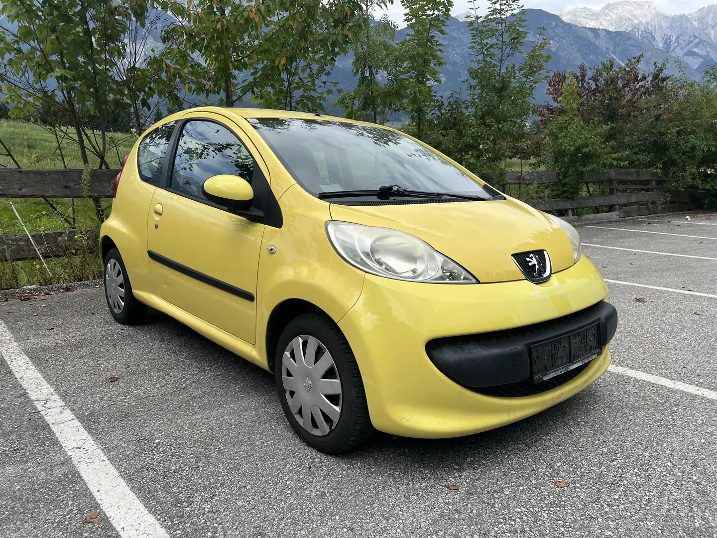 Peugeot 107 Urban 1,0 3T Export benzin Gelb - 2