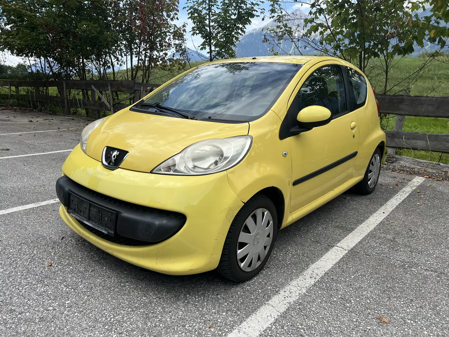 Peugeot 107 Urban 1,0 3T Export benzin Gelb - 1