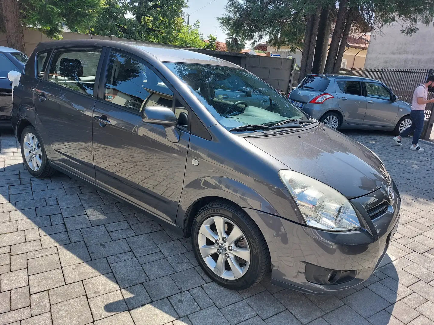 Toyota Corolla Corolla  Verso 2.2 d-4d Sol 5p meccanica perfetta Grijs - 2