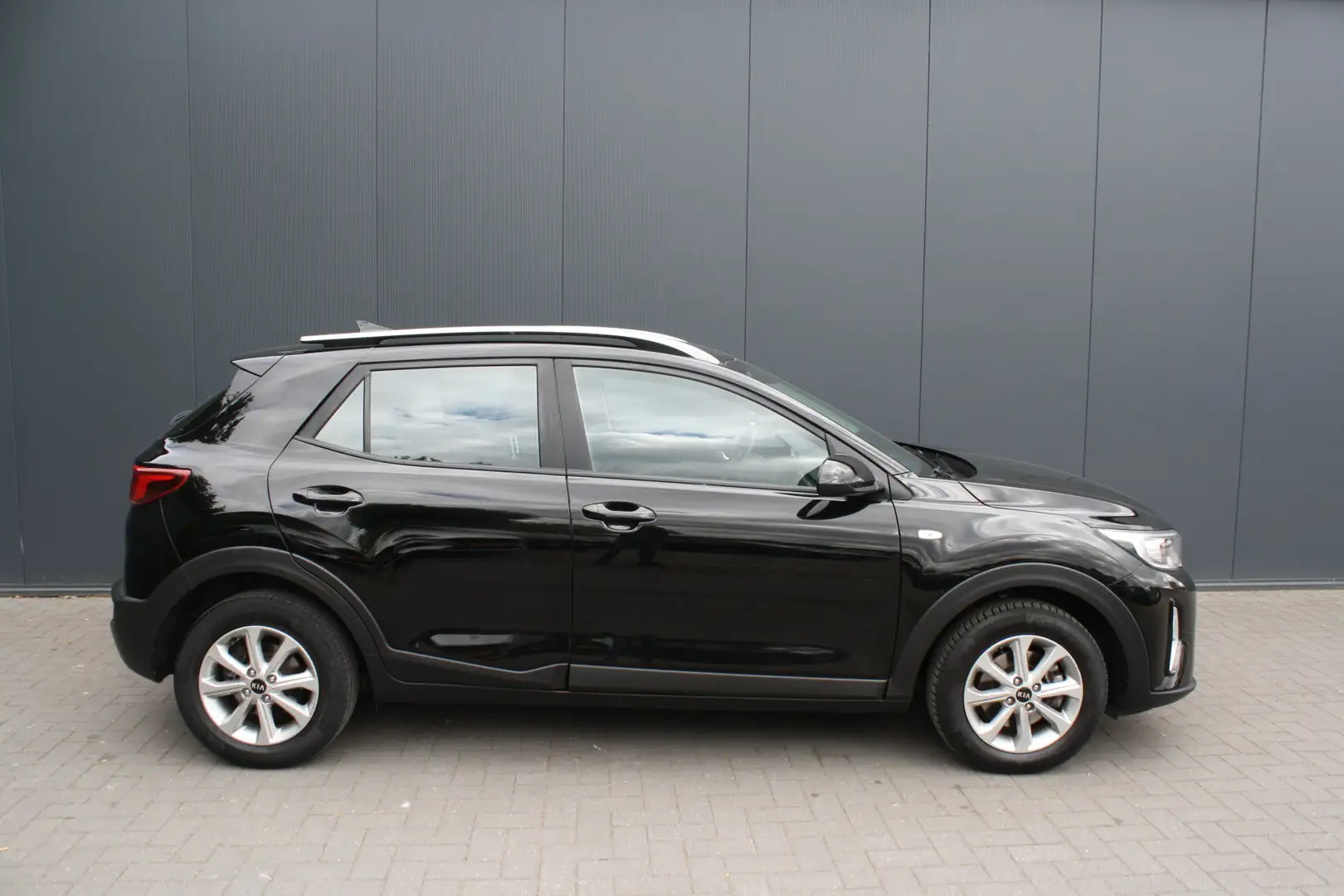 Kia Stonic 1.0 T-GDi MHEV DynamicLine 1e EIGENAAR - NAVIGATIE Zwart - 2