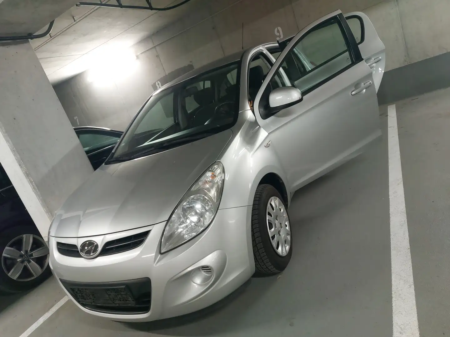 Hyundai i20 i20 1.2 Classic Silber - 1