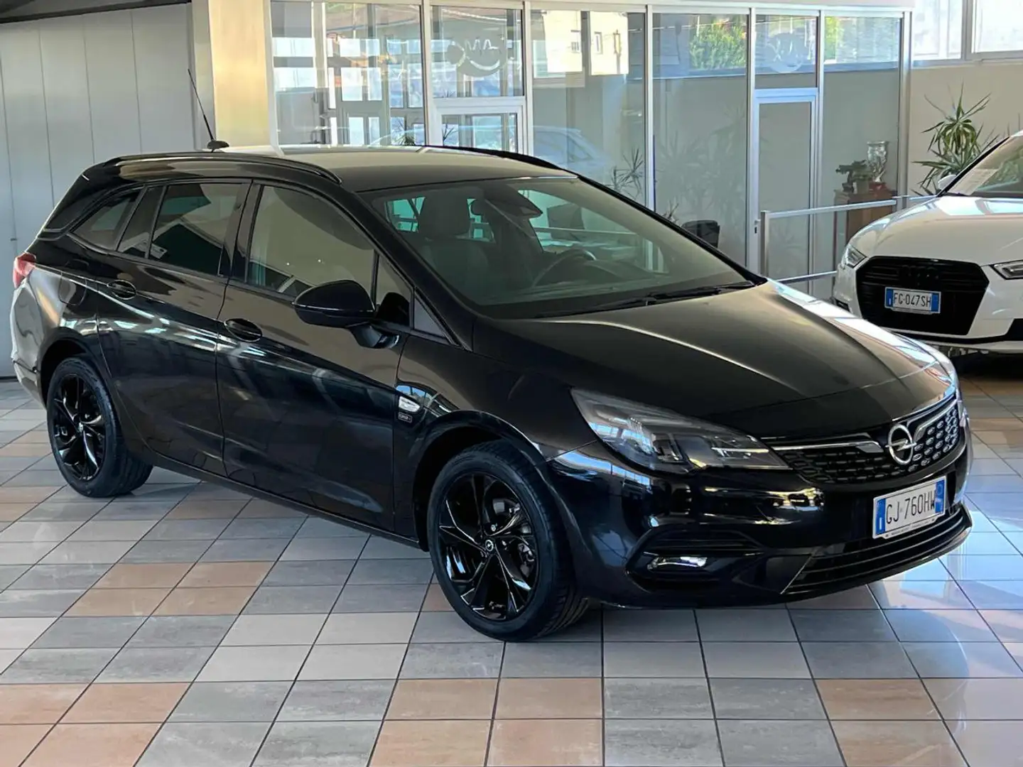 Opel Astra 1.2 Turbo 110 CV S&S Sports Tourer GS Line Schwarz - 2