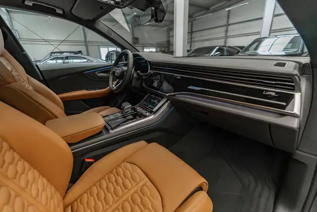 Audi RS Q8 view 6