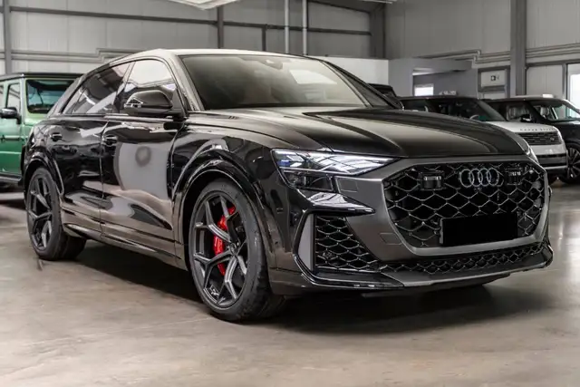 Audi RS Q8 view 4