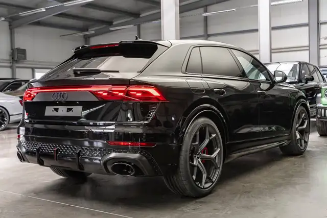 Audi RS Q8 view 13