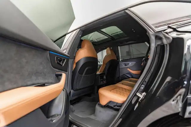 Audi RS Q8 view 10