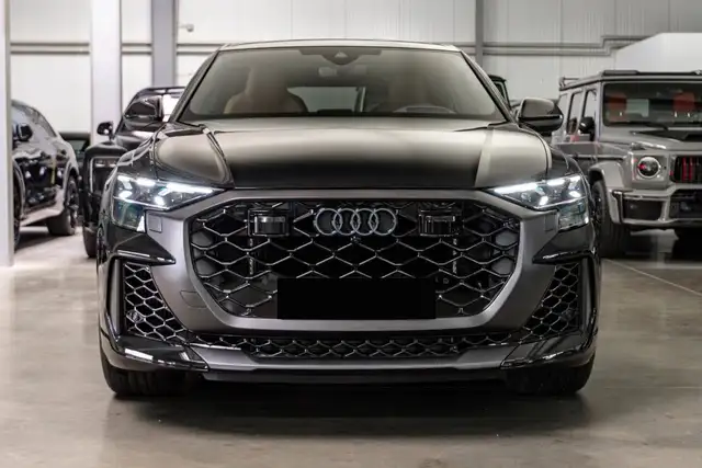 Audi RS Q8 view 5