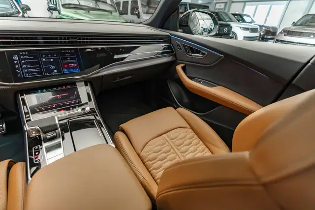 Audi RS Q8 view 11