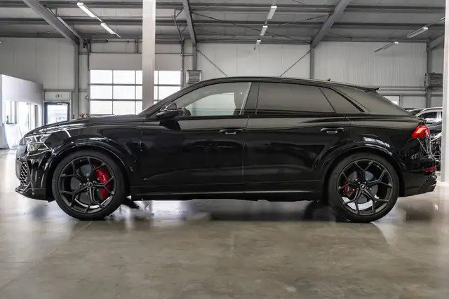 Audi RS Q8 view 8