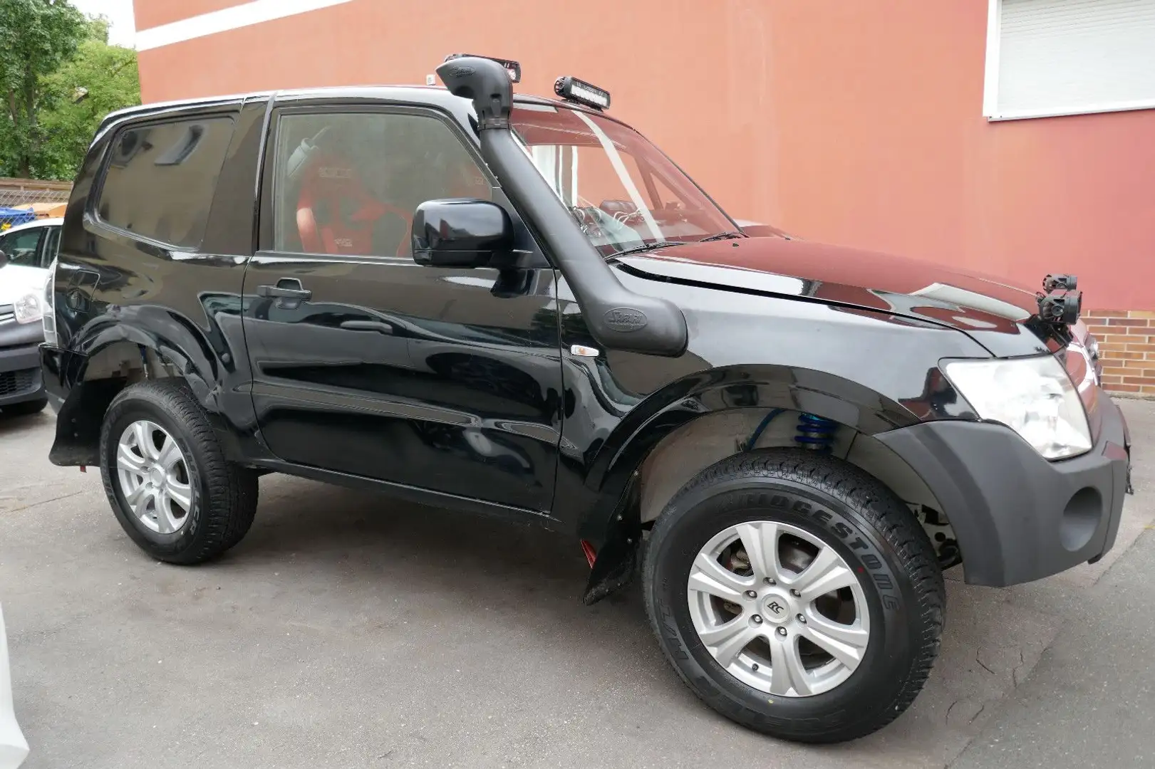 Mitsubishi Pajero 3.2 DI-D Rallyeumbau mit Überrollkäfig Schwarz - 2