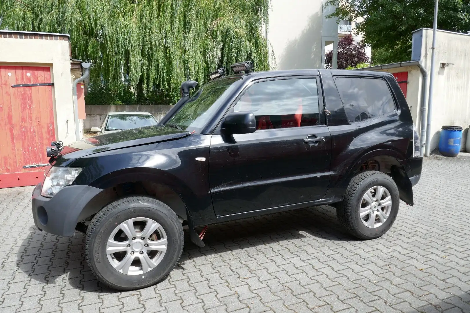 Mitsubishi Pajero 3.2 DI-D Rallyeumbau mit Überrollkäfig Černá - 2