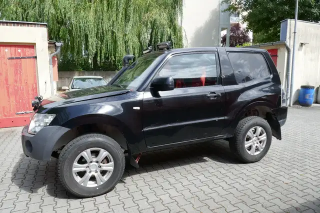 Mitsubishi Pajero 3.2 DI-D Rallyeumbau mit Überrollkäfig