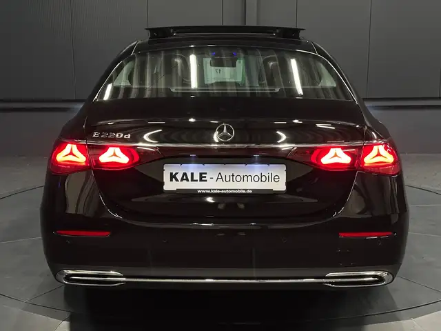 Mercedes-Benz E-Class view 4