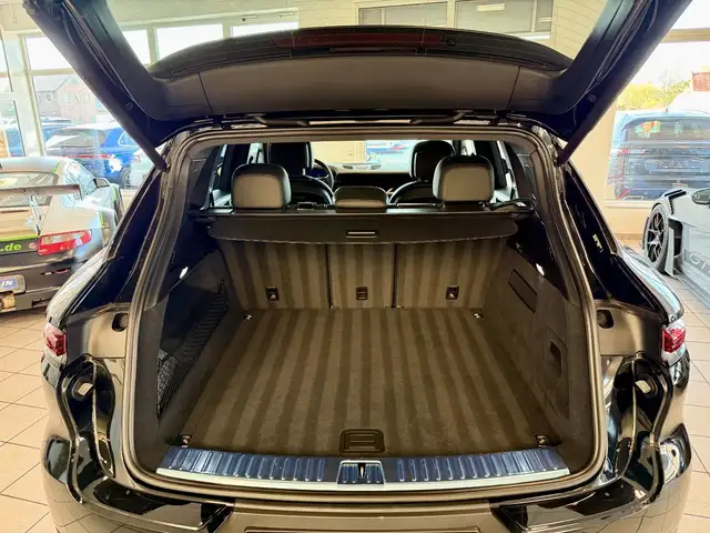 Porsche Cayenne view 9