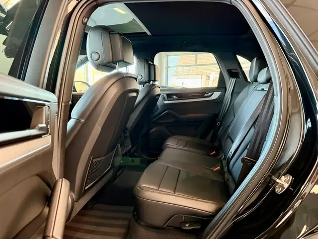 Porsche Cayenne view 8