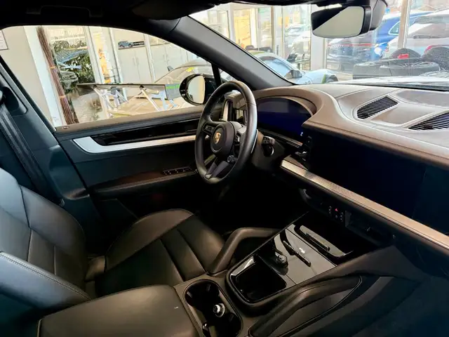 Porsche Cayenne view 12