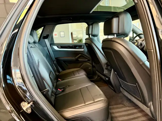 Porsche Cayenne view 10