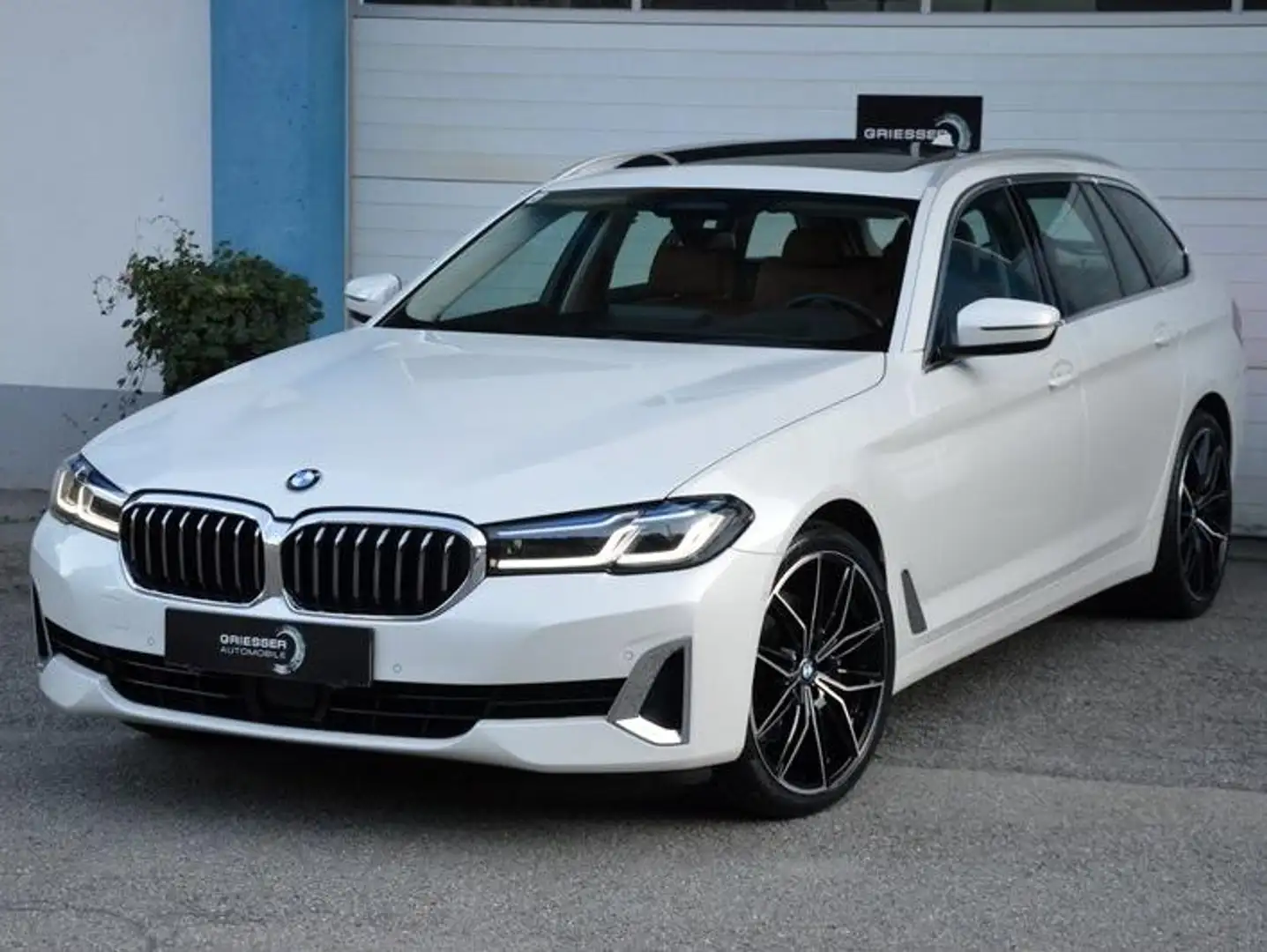 BMW 530 530d xDrive Luxury Line *AHK*PANO*Assistenzsysteme Weiß - 1