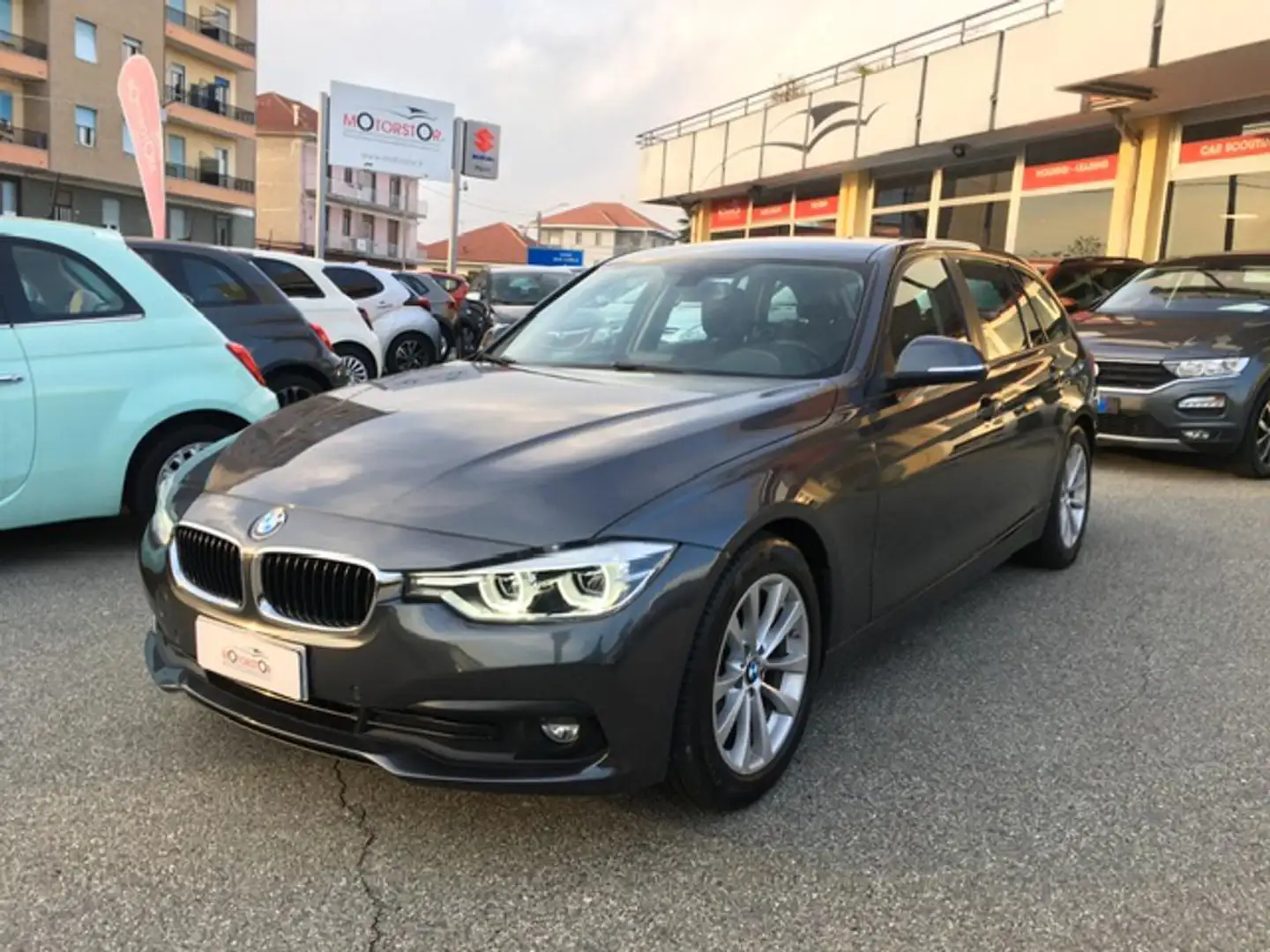 BMW 318 d Touring 150cv AT8 Bsn. Advantage IVA DEDUCIBILE Gris - 1