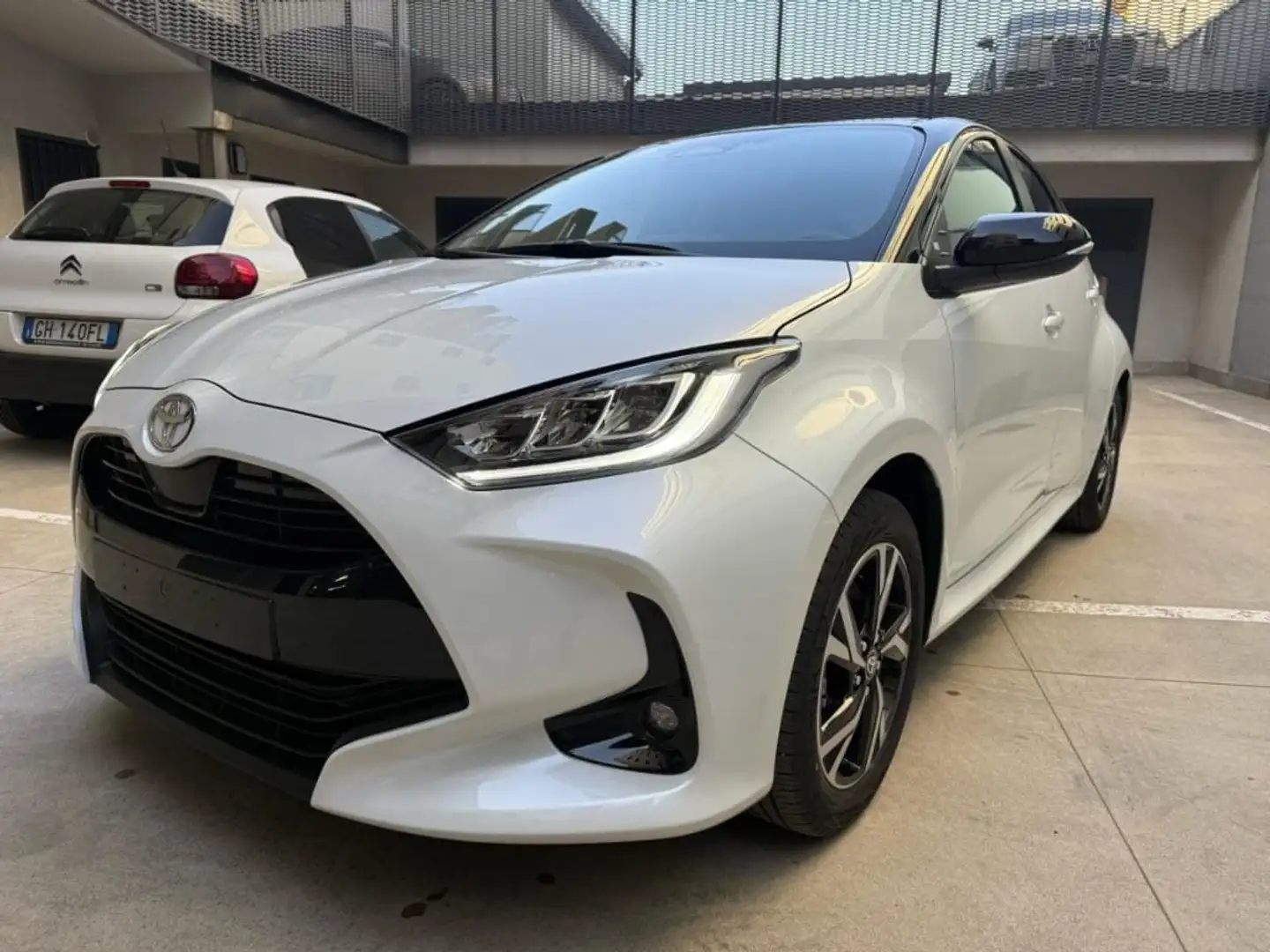 Toyota Yaris 1.5 Hybrid 116CV 5 porte Trend Pack B&W Bianco - 1