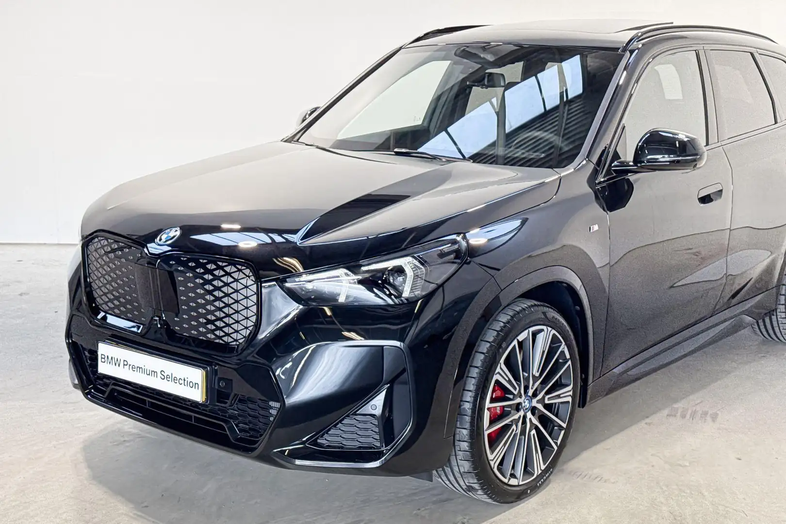 BMW iX1 eDrive20 Innovation Pack M Sportpakket PRo - Besch Zwart - 2