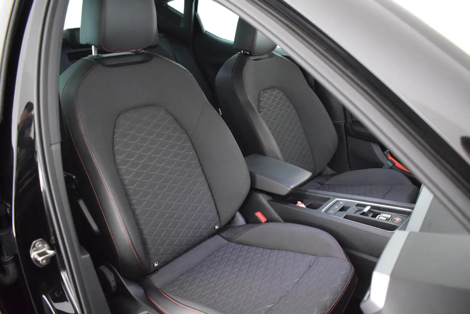 SEAT Leon 1.5 eTSI 150pk DSG FR Business Intense Trekhaak Ca Zwart - 2
