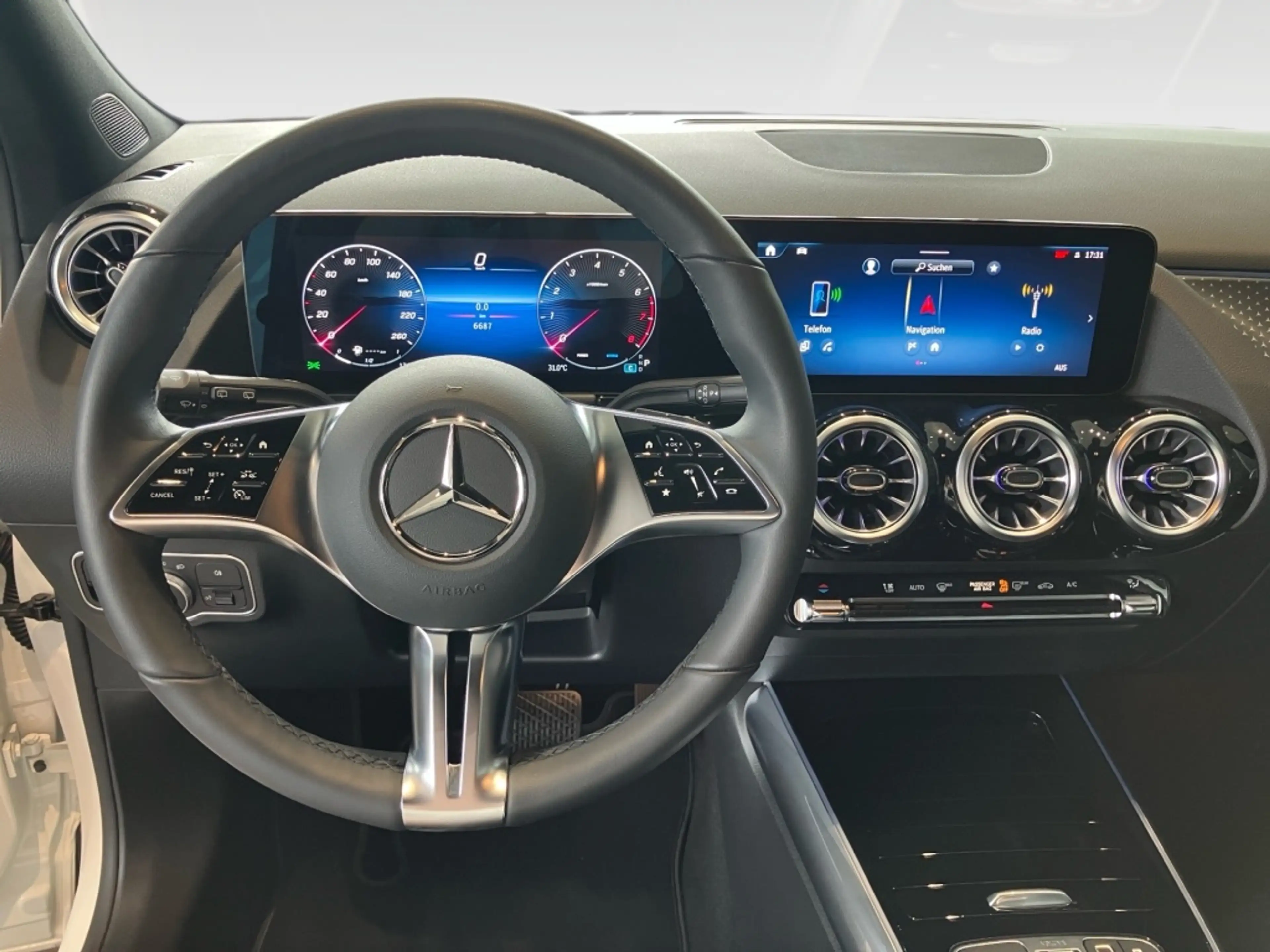 Mercedes-Benz GLA 180 Progressive Line+Night+AHK+DISTR+KEYLESS — photo 12