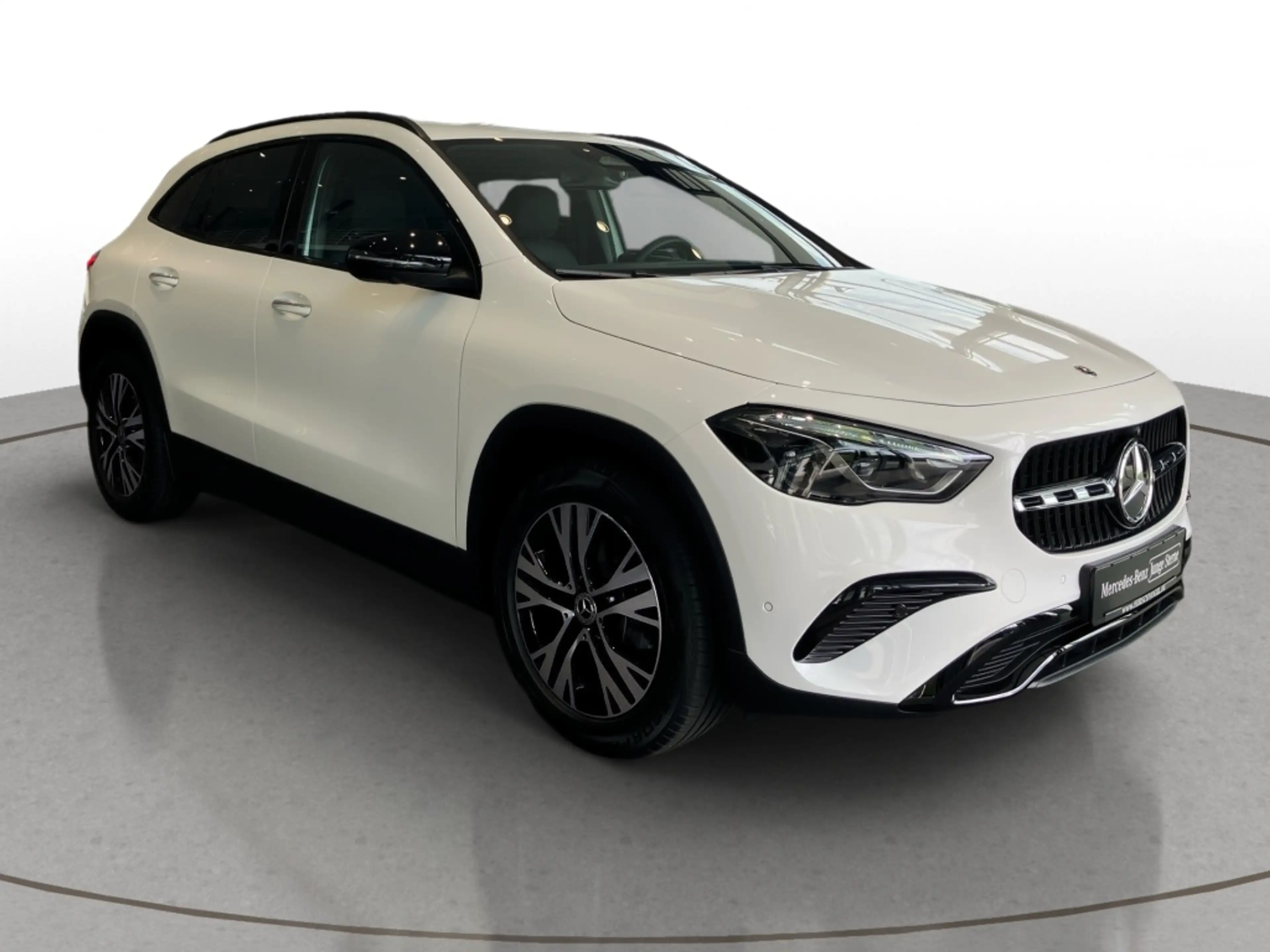 Mercedes-Benz GLA 180 Progressive Line+Night+AHK+DISTR+KEYLESS — photo 4