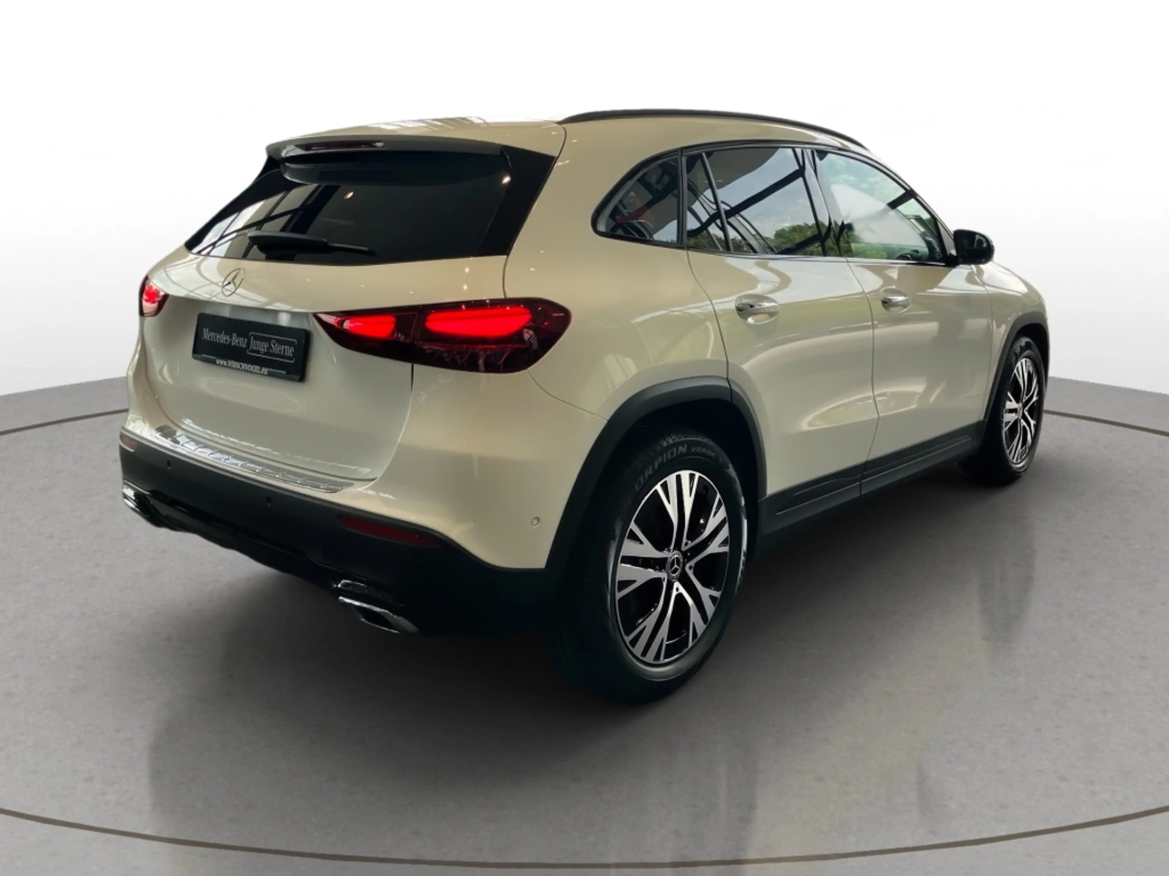 Mercedes-Benz GLA 180 Progressive Line+Night+AHK+DISTR+KEYLESS — photo 5